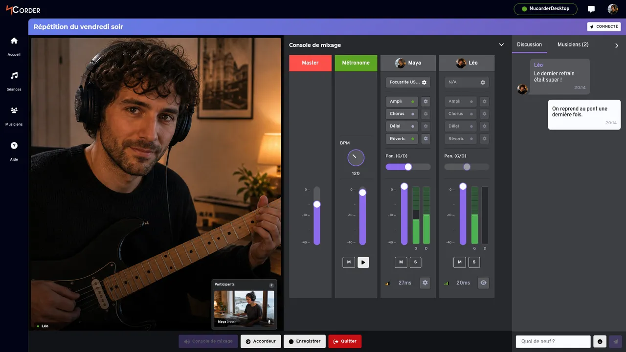 Trois musiciens répètent ensemble en ligne depuis leurs domiciles, chacun avec son instrument et son ordinateur.